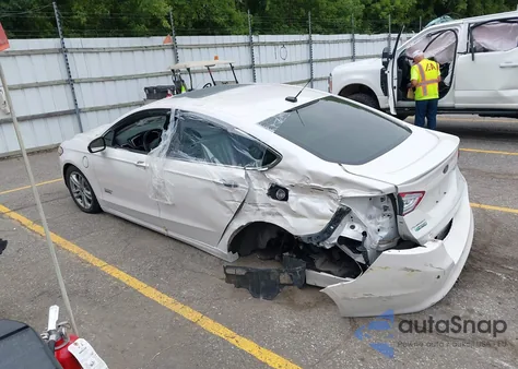 2016 Ford Fusion Energi Titanium z USA, uszkodzony, nr VIN 3FA6P0SUXGR364285